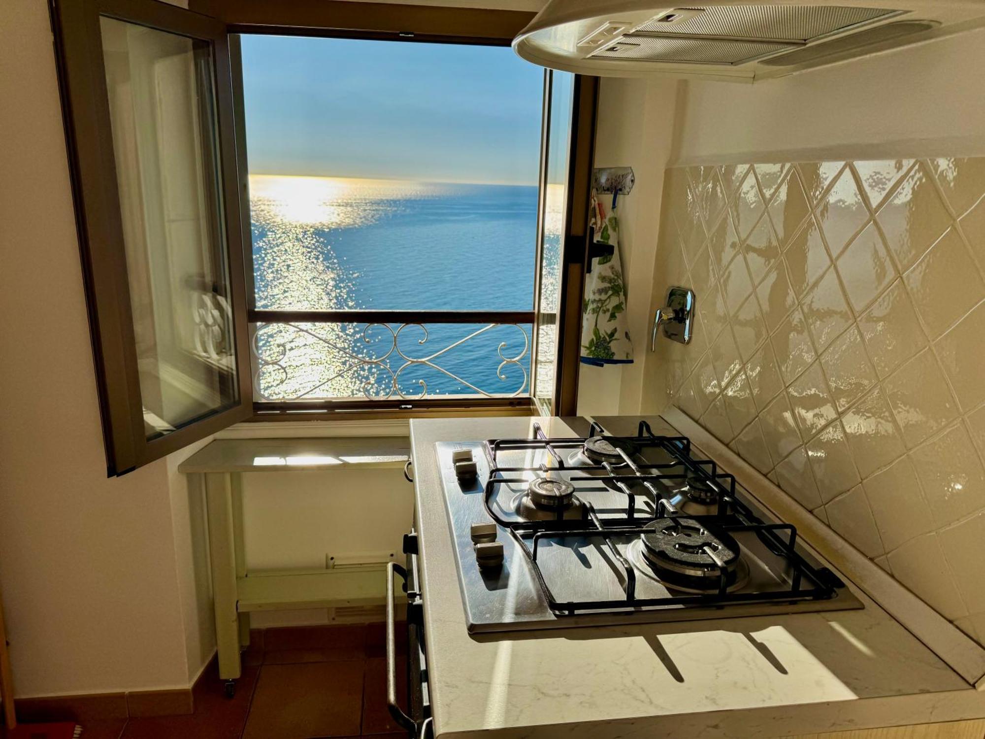 Kiss Of Sea - Balzi Rossi & Baia Beniamin Apartment Ventimiglia Ngoại thất bức ảnh