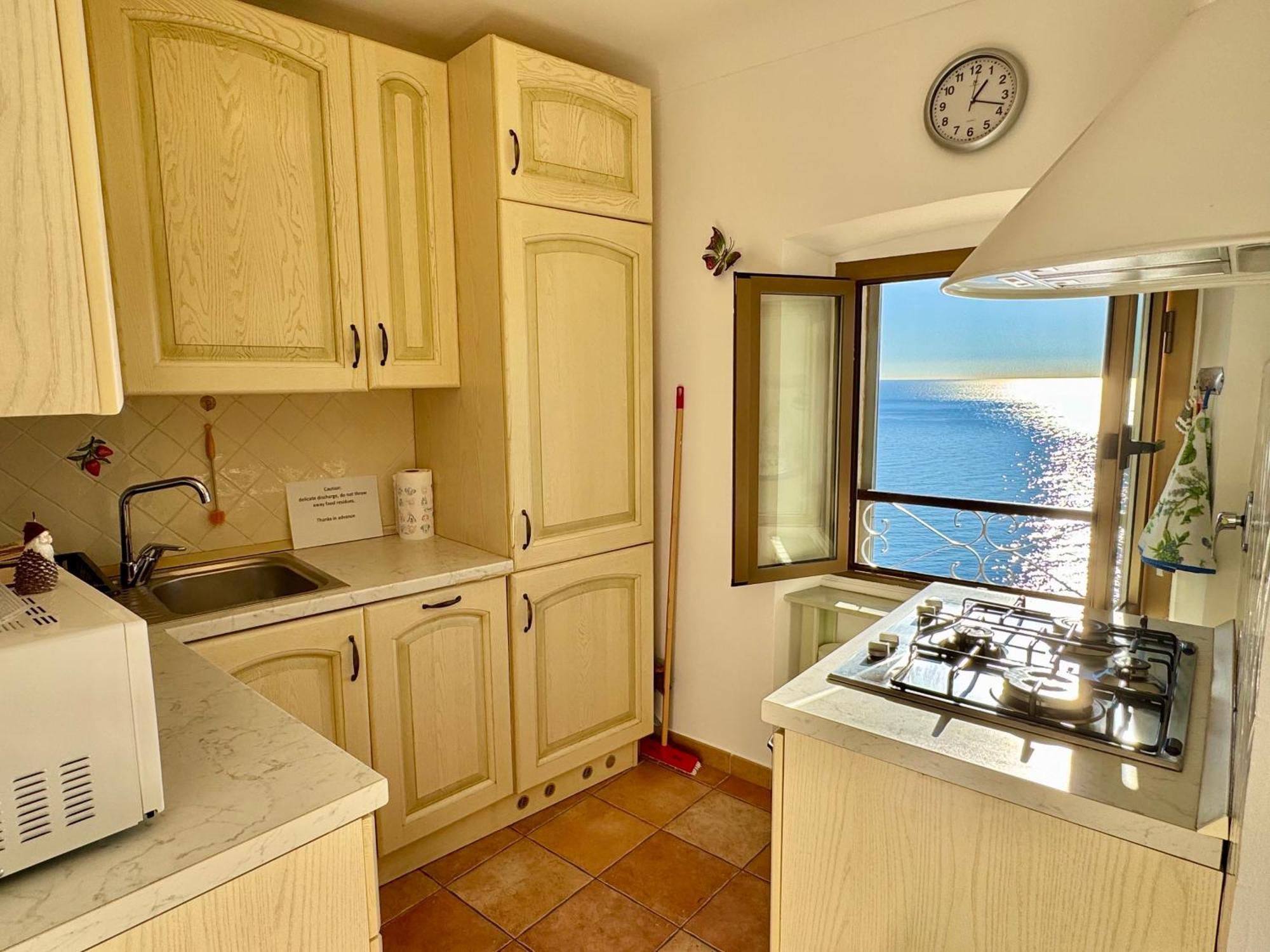 Kiss Of Sea - Balzi Rossi & Baia Beniamin Apartment Ventimiglia Ngoại thất bức ảnh